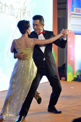 组图：王志飞张定涵大婚 新人跳探戈深情拥吻