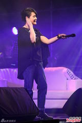 组图：刘若英开唱黑衣上阵秀吉他