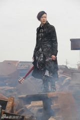 组图：黄义达劲装拍新歌MV 白色风衣型男风采