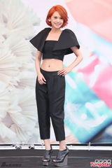 组图：杨丞琳红发抢镜 大秀小蛮腰粉丝饱眼福