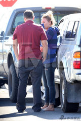 组图：保罗女友车祸后首现身 擦拭眼泪深陷悲伤