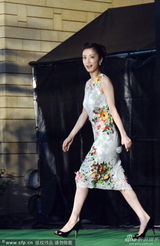 组图：《武士的菜谱》首映 上户彩扔米袋谢观众