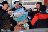 组图：酒井法子来京 热情粉丝送花