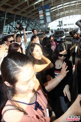 组图：郑少秋遇疯狂女粉丝 太太面露不悦