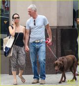 组图：刘玉玲与白发年长男友十指紧扣秀恋情