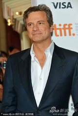 《亚瑟-纽曼》多伦多首映 艾米丽白裙高贵优雅