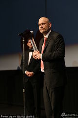 组图：26届东京电影节闭幕 获奖者领奖开心庆祝