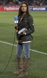 高清图:西班牙门神美艳女友助威 性感主播气质动人