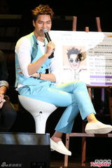 组图：李敏镐小清新蓝衣开唱 自曝被粉丝捏屁股