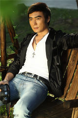 组图：焦恩俊初春写真曝光 悠闲状态率真自然