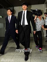 组图：韩星柳时元涉嫌追踪殴打妻子出庭受审