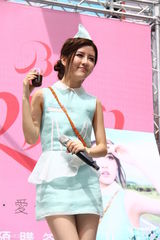 组图：BY2为新EP和写真造势 超短裙秀美腿