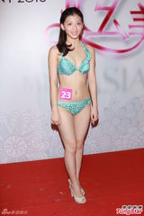 组图：亚姐泳装火辣秀胸 怪咖多女版王祖蓝现身