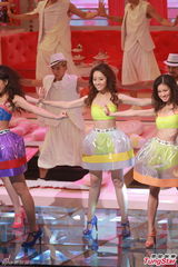 组图：港姐穿抹胸超短裙热舞 挤胸翘臀俏皮性感