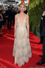 组图:《国土安全》克莱尔丹尼斯吊带裙风情万种