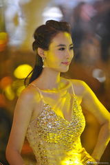 组图：车模兽兽性感透视黄金奶 自信爆乳微笑