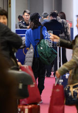 组图：刘诗诗独自潮装离京 蒙面做低头族