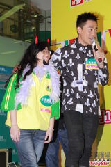 组图：《男人如衣服》迎中秋 林峰与熊黛林比高