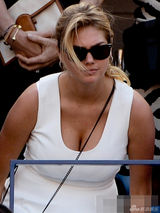 组图：抖奶超模观战网球赛 看台吃热狗大秀乳沟