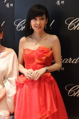 组图：周慧敏妩媚出席活动 肌肤白皙气质优雅高贵