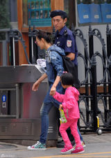 组图：袁泉带女儿妈妈超市购物 哈哈乖巧安静