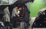 组图：周冬雨无明星架子自提行李 张艺谋副导亲护驾