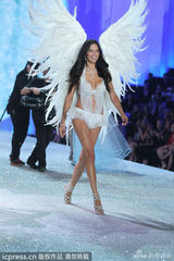 组图:维密年度大秀开幕泰勒献唱 众超模T台斗艳