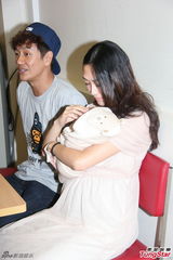 组图：陈浩民太太出院 一家四口亮相乐融融