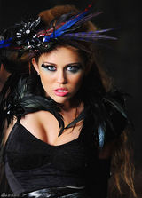 高清组图：麦莉-赛勒斯拍新歌MV 孔雀战衣华丽