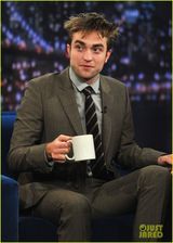 组图：罗伯特-帕丁森上脱口秀节目 被泼冷水成落汤鸡