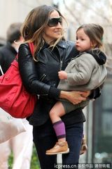 组图：杰西卡-帕克幼女当街热舞hip-hop星范儿十足