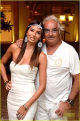 组图：黑珍珠坎贝尔性感亮相派对 高叉裙秀长腿