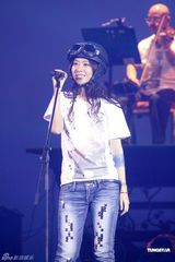 组图：陈绮贞香港演唱会化身天使 “展翅”高歌