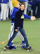 组图：孙艺珍亮相棒球比赛任开球嘉宾笑容迷人