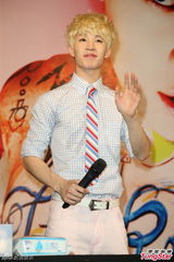 组图：Henry出专辑会粉丝 陪“老婆”过情人节