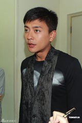 组图：黄宗泽憔悴筹备新剧 称与胡杏儿仍是朋友