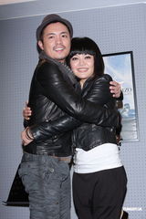 组图：戴爱玲十周年演唱会彩排 范逸臣现身探班打气