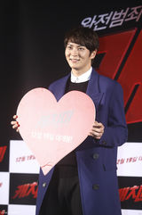 独家：金亚中朱元宣传新片 与观众互动送拥抱