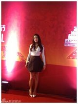 组图：张雨绮深V亮相大影节红毯半球隐现