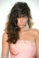 组图：艾美奖红毯 帕兹-德拉维尔塔高开衩粉裙亮相