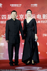 组图：蒋雯丽顾长卫夫妇亮相 红毯牵手秀恩爱