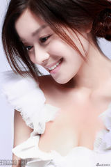 组图：嘉妮发片在即 人气爆棚代言达七位数