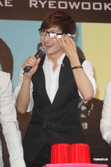 组图：SJ-M台北签唱会 兄弟情深互喂台湾小吃