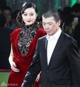 组图：范冰冰复古造型手提宝塔包亮相红毯