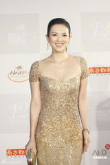 组图：章子怡金色人鱼装现身红毯 心情大好懒理传闻