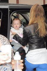 组图：杰西卡-阿尔芭携子出游 弯腰不慎春光乍现