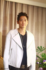 组图：Rain退役后快男决赛献电视首秀 白衣帅气