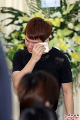 组图：台湾艺人小马跳楼妻子出殡 小马拥女痛哭