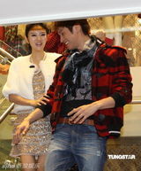 组图：安以轩为安钧璨挑衣服 好似“闺蜜”