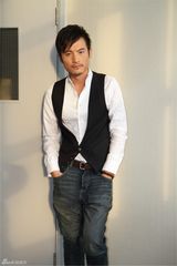 组图：耿乐香港宣传新剧首播 拍写真展型格魅力